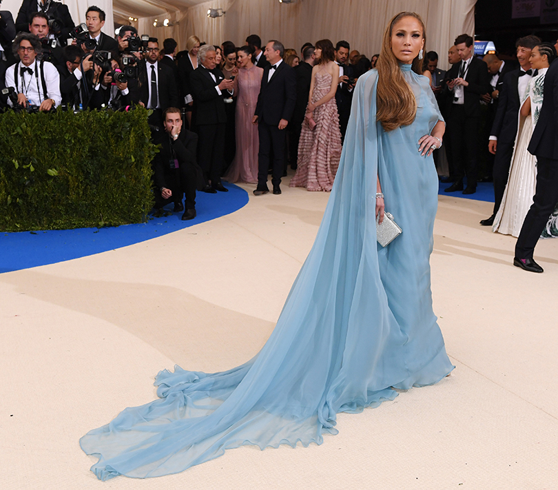 Торжественный бал Института костюма Met Gala 2017: Дженнифер Лопес в платье Valentino и украшениях Harry Winston